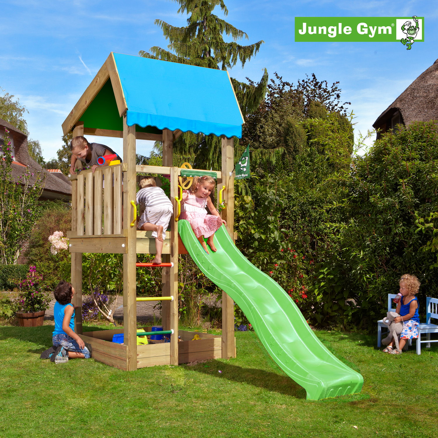 Jungle Gym legetårn med rutsjebane til haven Børn leger på Jungle Gym legetårn med grøn rutsjebane