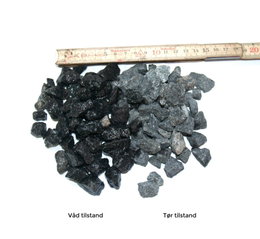 Granitskærver i våd og tør tilstand med lineal