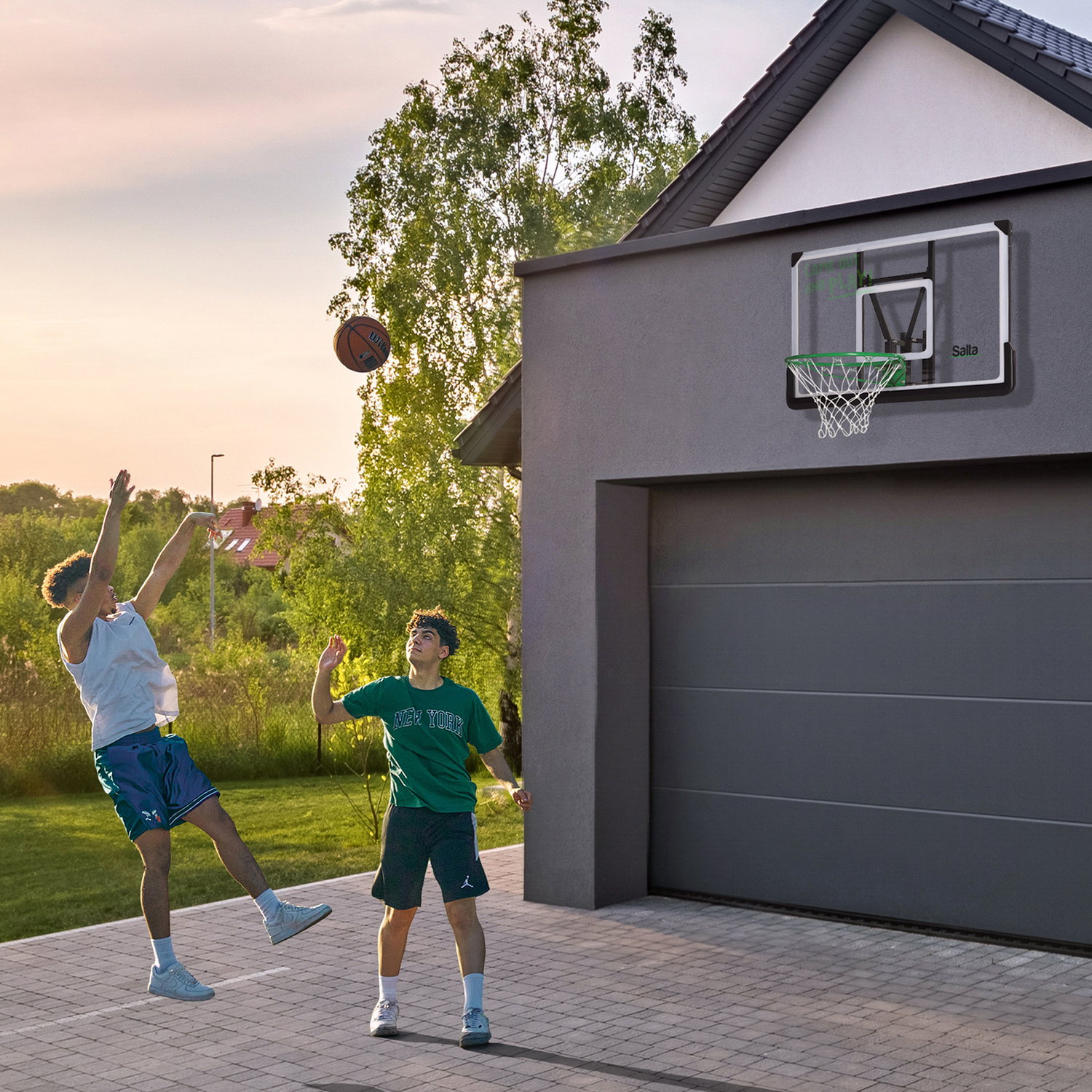 Udendørs basketkurv monteret på garagevæg