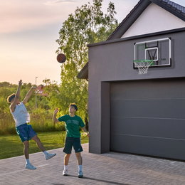 Udendørs basketkurv monteret på garagevæg