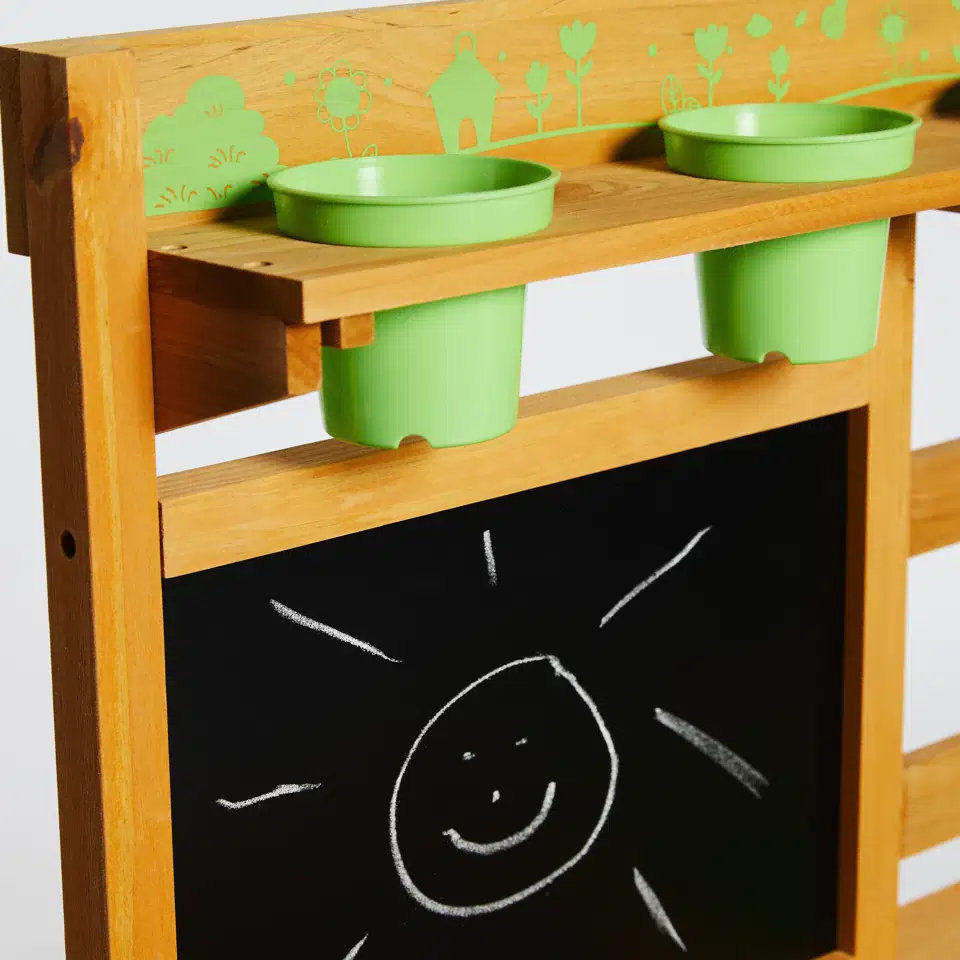 Detaljebillede af udekøkken i FSC-godkendt fyrretræ fra Nordic Play med grønne plastskåle og sort tavle, velegnet til børn fra 3 år (77×32×95 cm), vejrbestandigt og robust